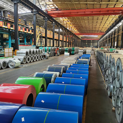 Voorgeverfde gegalvaniseerde stalen spoel Ral9016 Ral9003 Ral9010 Volhard voor bouwmateriaal Hoge hardheid