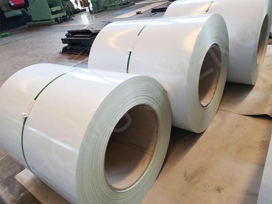 600-1500 mm Breedte Wit RAL9003 Kleur Voorgeverfde gegalvaniseerde PPGI-staal spoel met punchverwerking