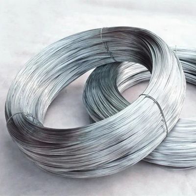 Gepersonaliseerde lengte BWG18 Warm gedompeld gegalvaniseerd ijzeren staaldraad 25 kg per rol met decoiling service in hoge vraag